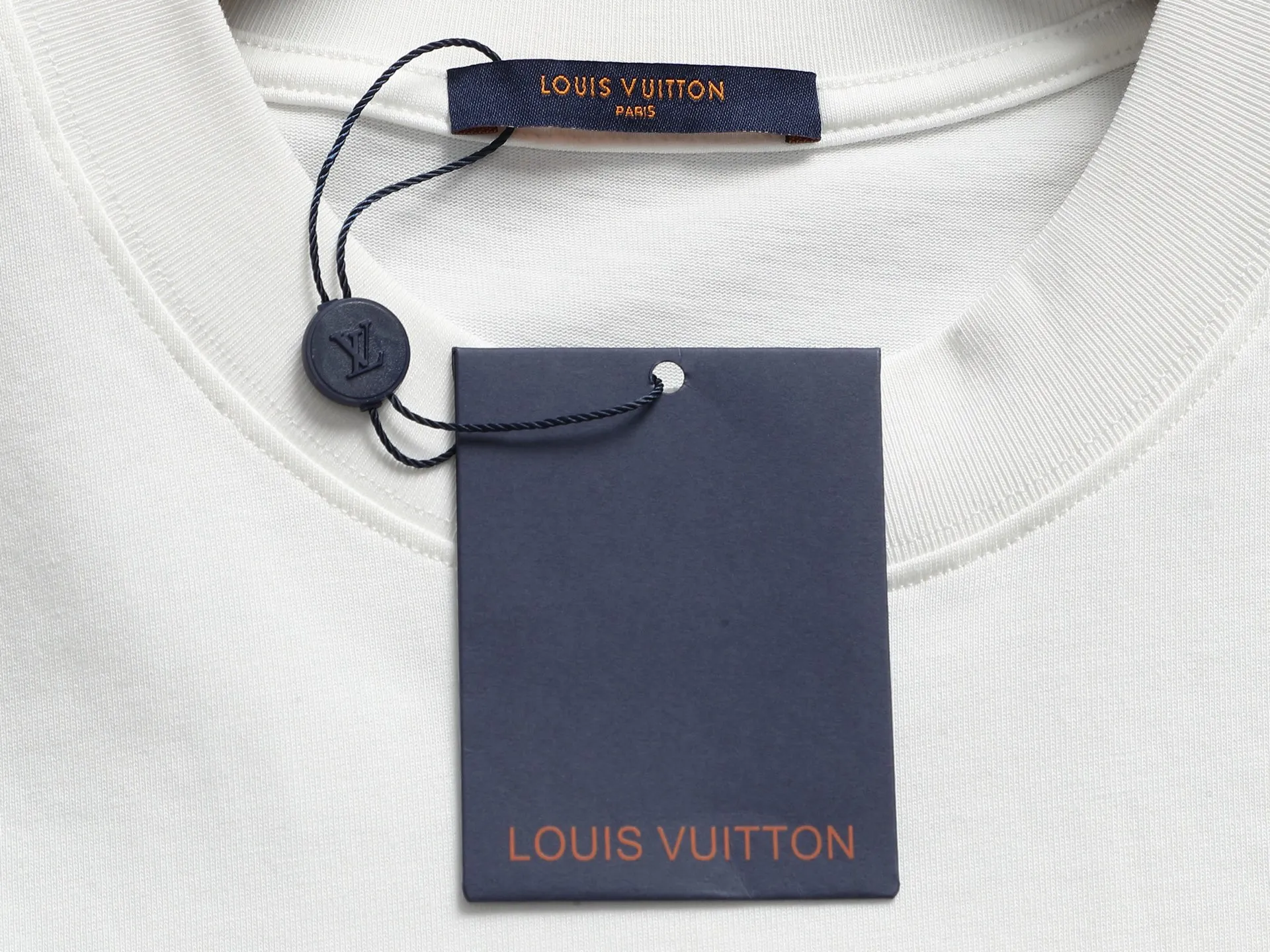 🅿️220 Louis Vuitton/Louis Vuitton High-end craftsmanship 10000 needle embroidery The large sailing ship logo is exquisitely upgraded, inspired by the retro embroidery of the 1980s. The original fabric is the same as the official short-sleeved T-shirt. The fabric is dyed in the same vat. It feels very comfortable. The latest brick cabinet synchronization for spring and summer. Fashionable and personalized. Super versatile and good-looking. It is very suitable for both men and women. A must-have for everyone. Hang tag. Collar label. Washed wheat. Complete with three labels. Color: black, white, blue. Size: S M L XL |